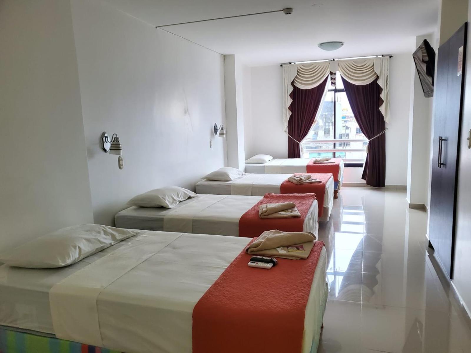 Hotel Quezada Hermanos サント・ドミンゴ・デ・ロス・コロラドス エクステリア 写真